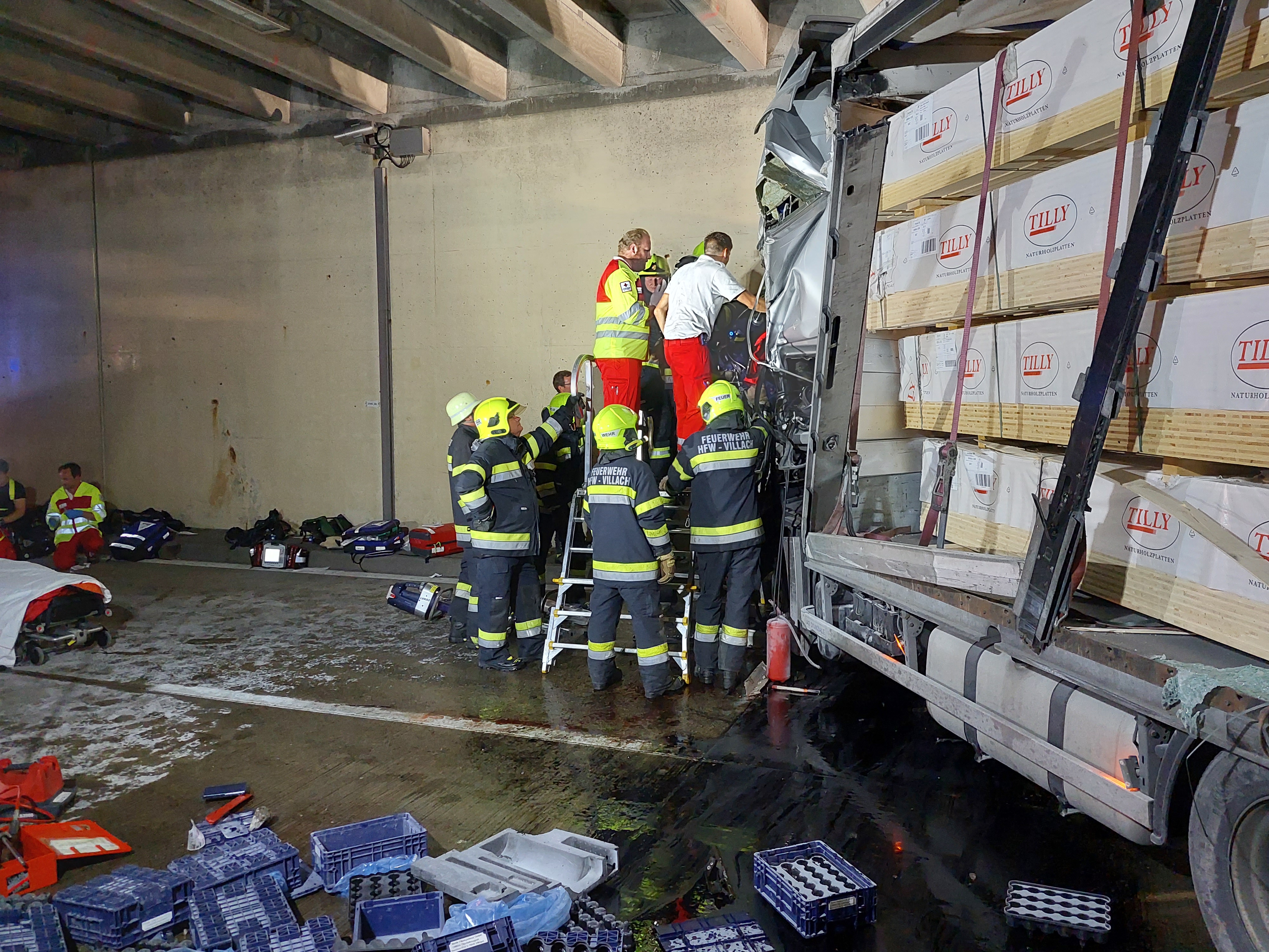 LKW-Unfall Unterflurtrasse A10 2
