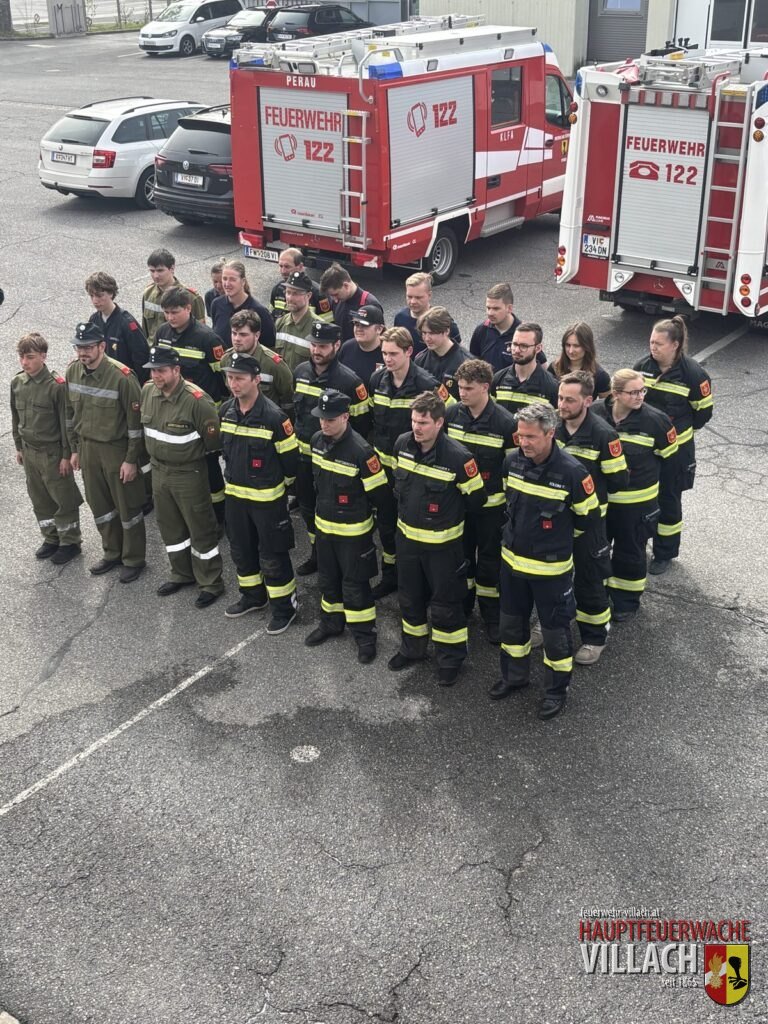 Teilnehmer des TS-Maschinistenkurses vor den Einsatzfahrzeugen