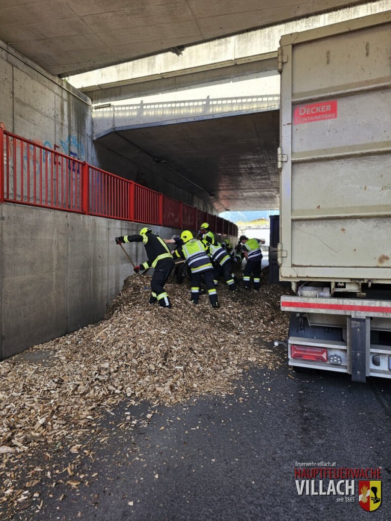 LKW in Eisenbahnunterführung umgestürzt – Suche unter Hackgutladung