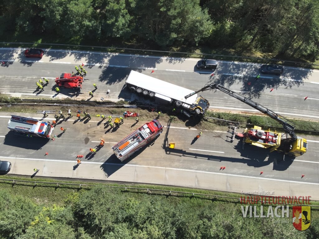 Unfallstelle auf der A2 bei Villach-Warmbad aus der Luft – HFW Villach