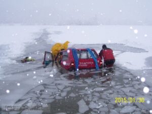 Fahrzeug in Silbersee bei Villach eingebrochen, Aufwendige Bergung durch die Feuerwehr