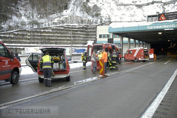 GASAUSTRITT BEI BOHRLOCH IM KARAWANKENTUNNEL (Bild 2)