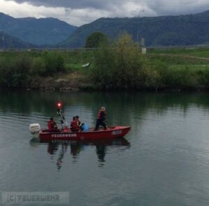 Fischerleine hängt von Hochspannungsleitung in die Drau