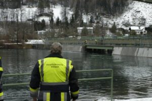 Treibstofffilm auf der Drau