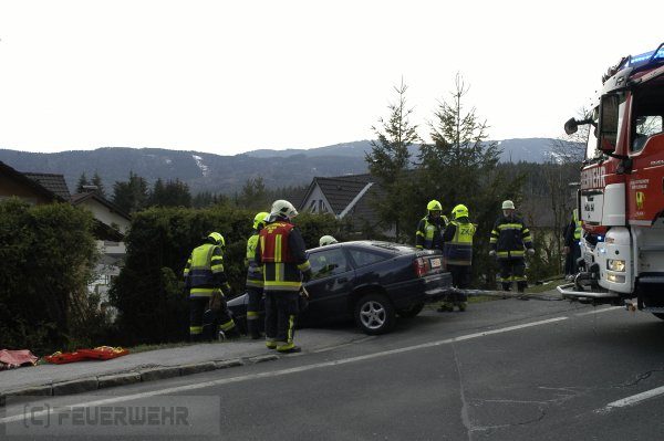 Schwerer Verkehrsunfall fordert 4 Verletzte in Villach (Bild 3)