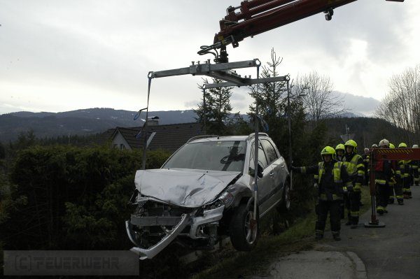 Schwerer Verkehrsunfall fordert 4 Verletzte in Villach (Bild 4)