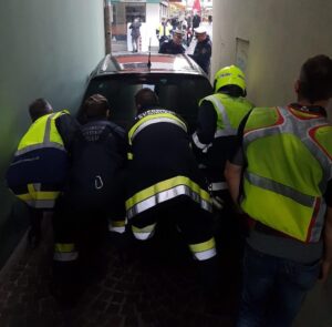 PKW mit Insassen aus Gasse befreit