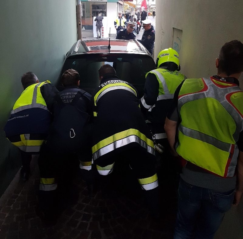 PKW mit Insassen aus Gasse befreit (Bild 1)