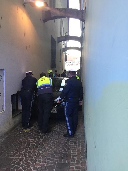 PKW mit Insassen aus Gasse befreit (Bild 2)