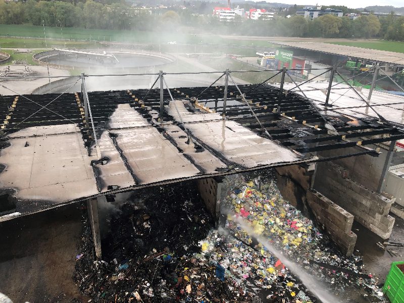 Großbrand Entsorgungsbetrieb (Bild 2)