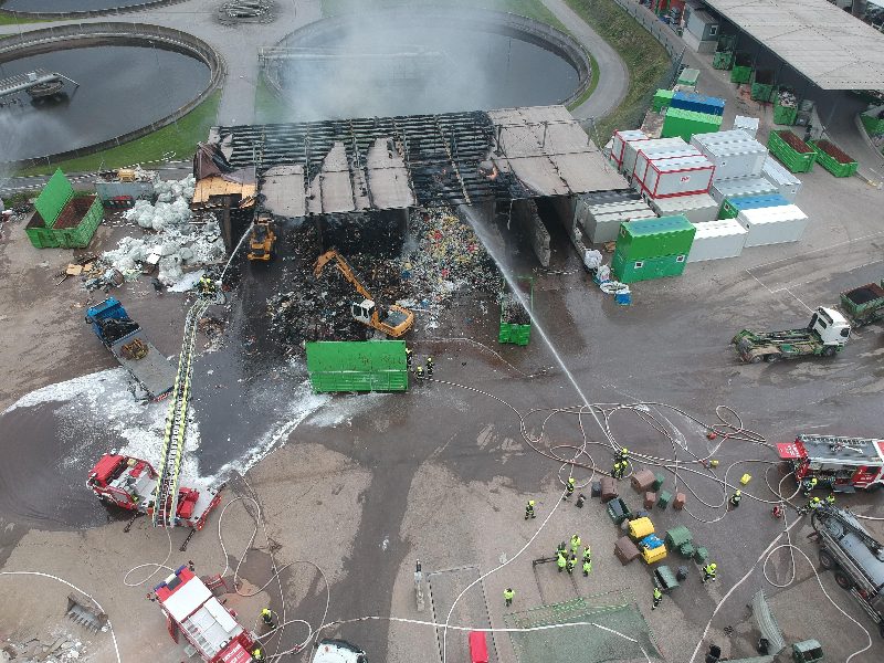 Großbrand Entsorgungsbetrieb (Bild 9)
