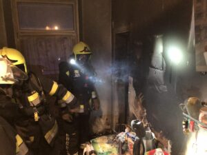 Atemschutztrupp rettete Person aus völlig verrauchter Wohnung