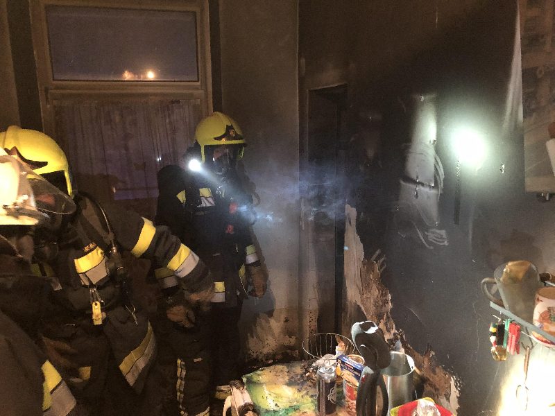Atemschutztrupp rettete Person aus völlig verrauchter Wohnung (Bild 1)