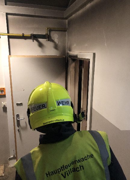 Atemschutztrupp rettete Person aus völlig verrauchter Wohnung (Bild 2)