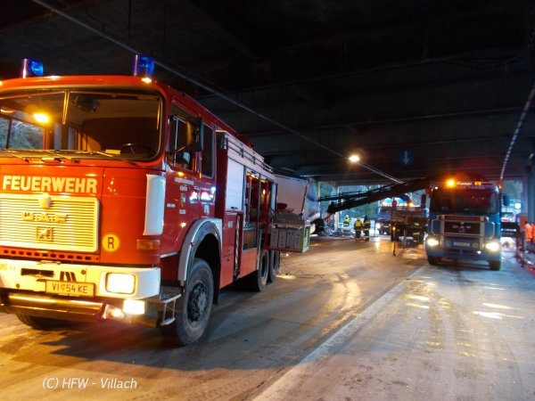 schwerer LKW Unfall beim Karawankentunnel fordert Feuerwehren (Bild 1)