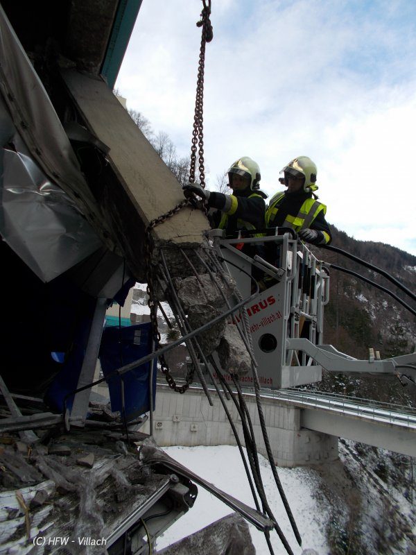 schwerer LKW Unfall beim Karawankentunnel fordert Feuerwehren (Bild 2)