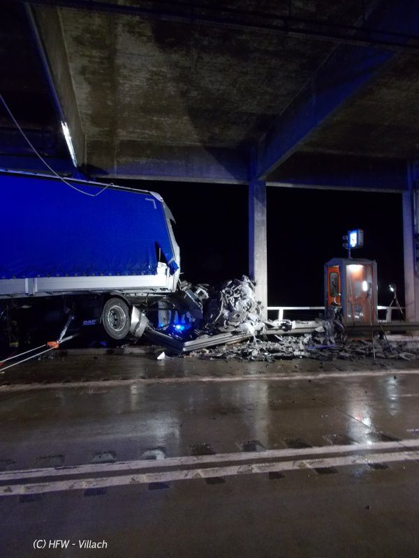 schwerer LKW Unfall beim Karawankentunnel fordert Feuerwehren (Bild 5)