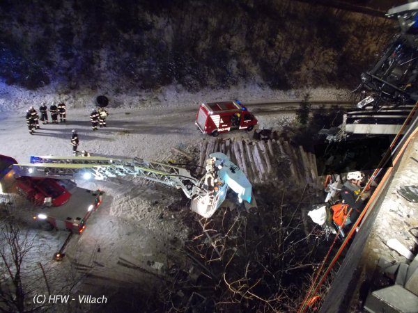 schwerer LKW Unfall beim Karawankentunnel fordert Feuerwehren (Bild 6)