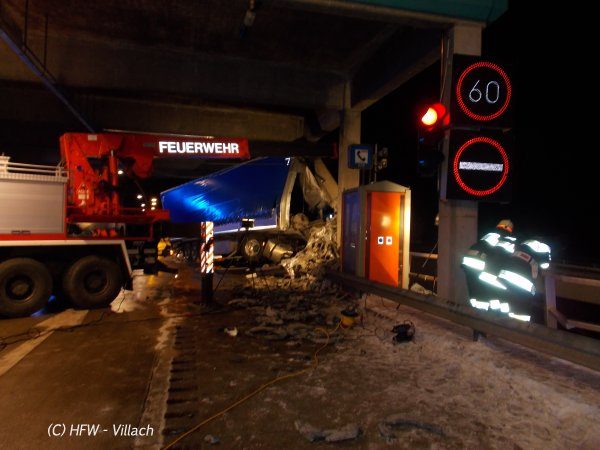 schwerer LKW Unfall beim Karawankentunnel fordert Feuerwehren (Bild 7)