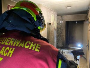 Gefährlicher Brand in Mehrparteienhaus in Villach durch Brandstiftung!?