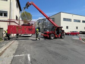 Umgestürzte Säule einer Gartenmauer- Sicherungsarbeiten nach LKW Kollision