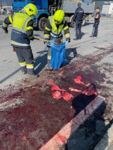 LKW verliert Ladegut