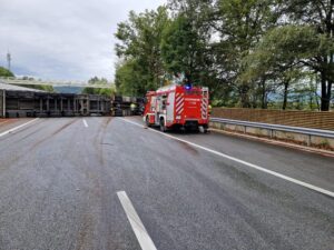 Schwerer LKW Unfall Südautobahn bei Villach, massiver Dieselaustritt