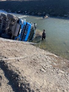 LKW in Bach gestürzt