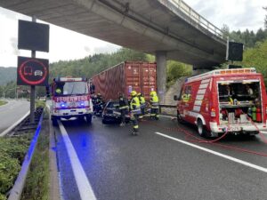 Verkehrsunfall zwischen LKW und PKW