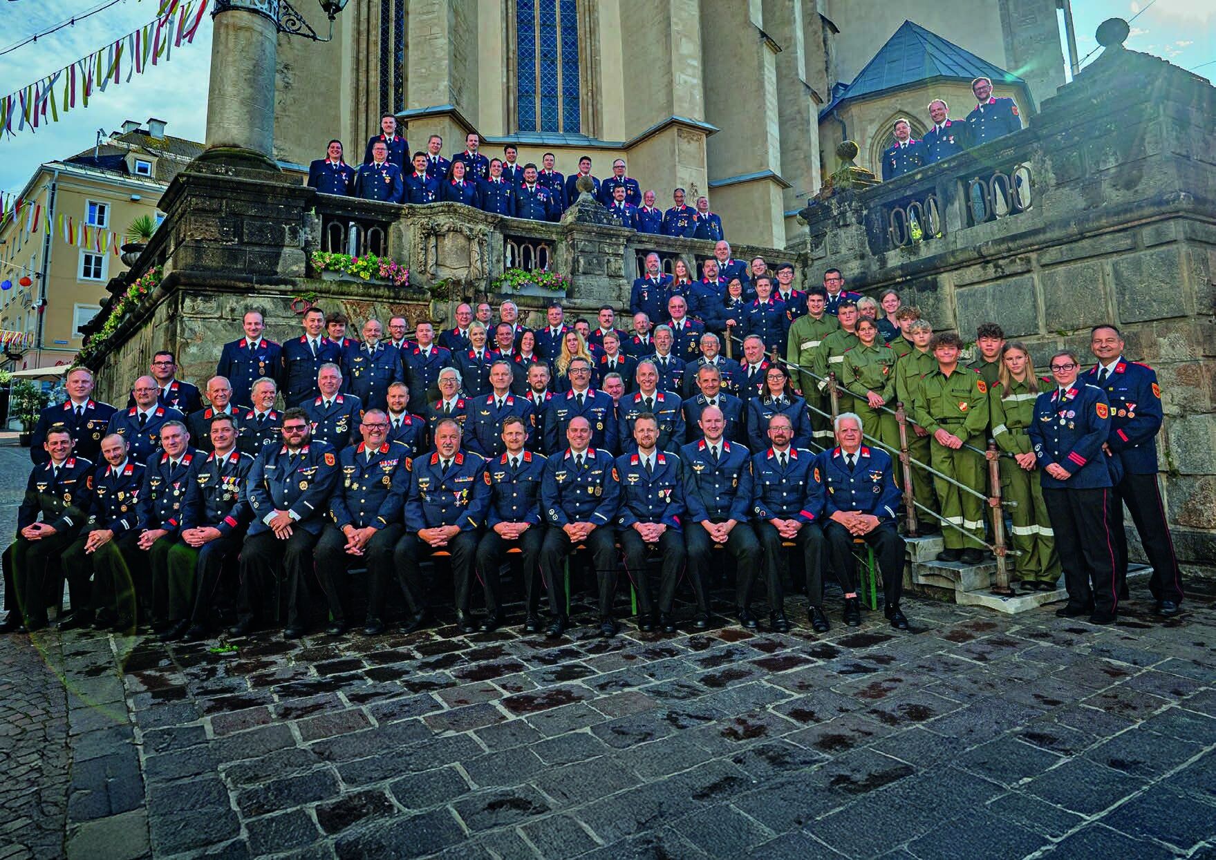 Angetretene Mannschaft der Hauptfeuerwache Villach vor der Stadthauptpfarrkirche Villach
