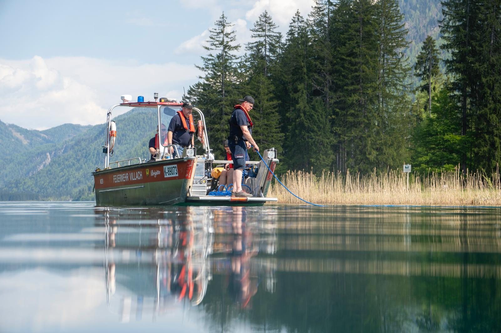 Das Arbeitsboot der Hauptfeuerwache Villach im Einsatz am See