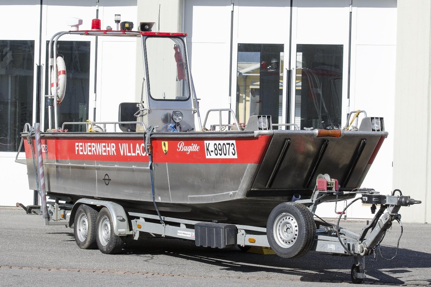 Mehrzweckboot MZB der Hauptfeuerwache Villach mit Bugklappe und überdachtem Steuerstand