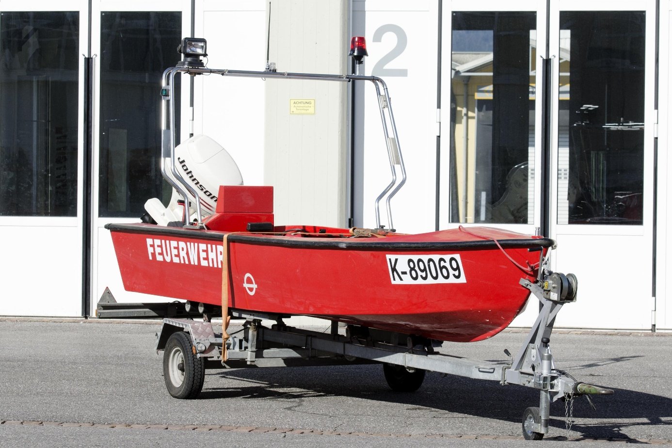 Rettungsboot RTB der Hauptfeuerwache Villach auf dem Trailer