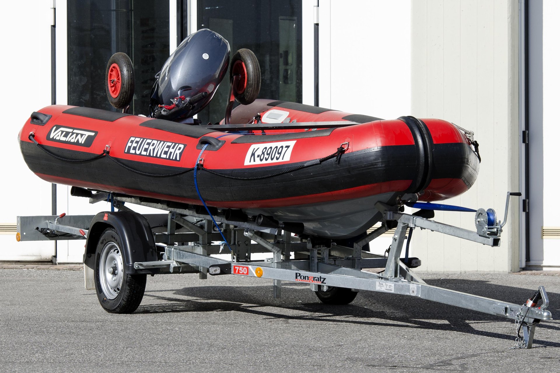 Schlauchboot der Hauptfeuerwache Villach (Valiant Patrol 430) auf dem Trailer