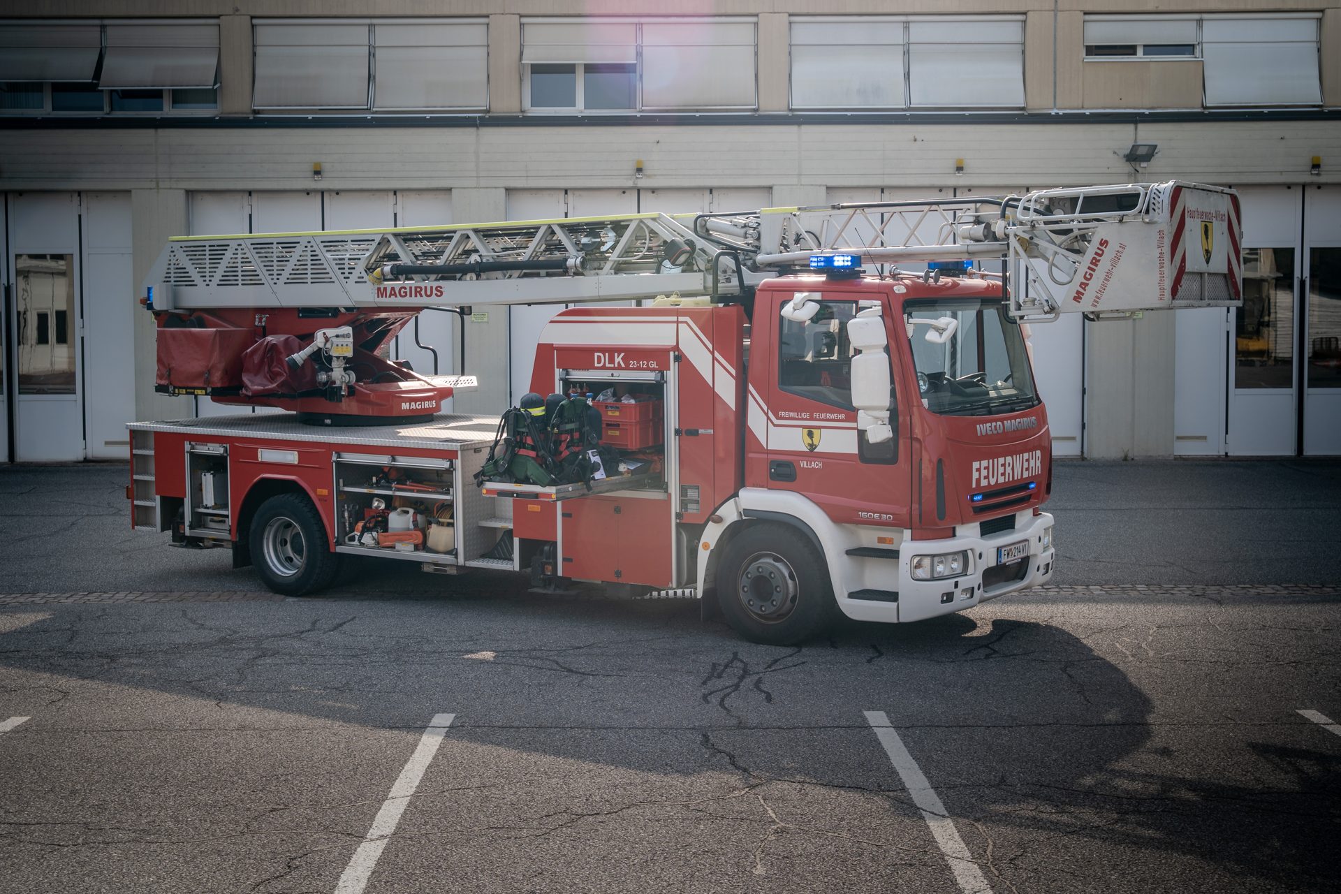 Drehleiter DLK 23-12 – Geräteräume geöffnet