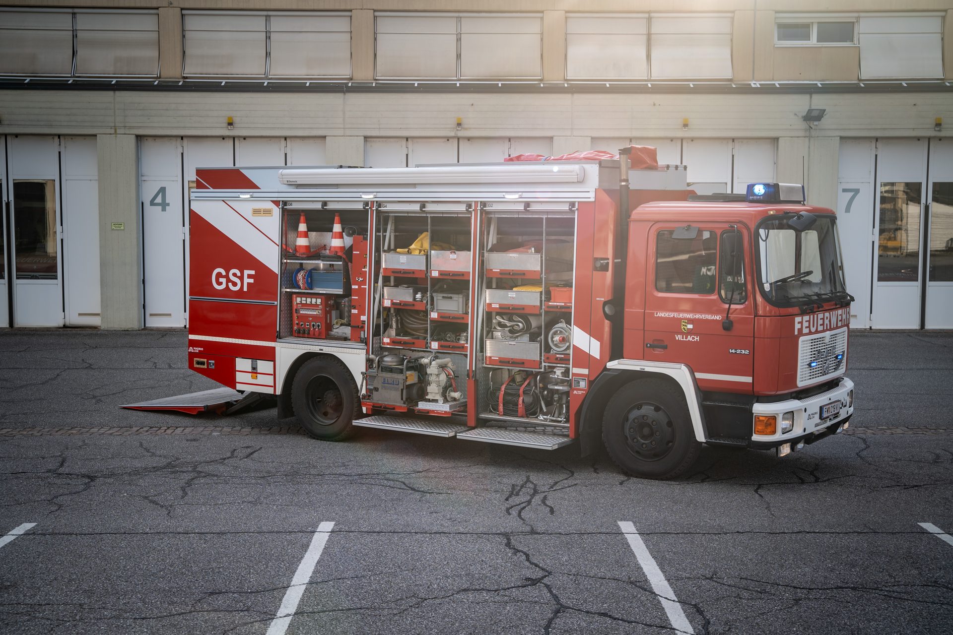 Gefahrstofffahrzeug – Geräteräume geöffnet
