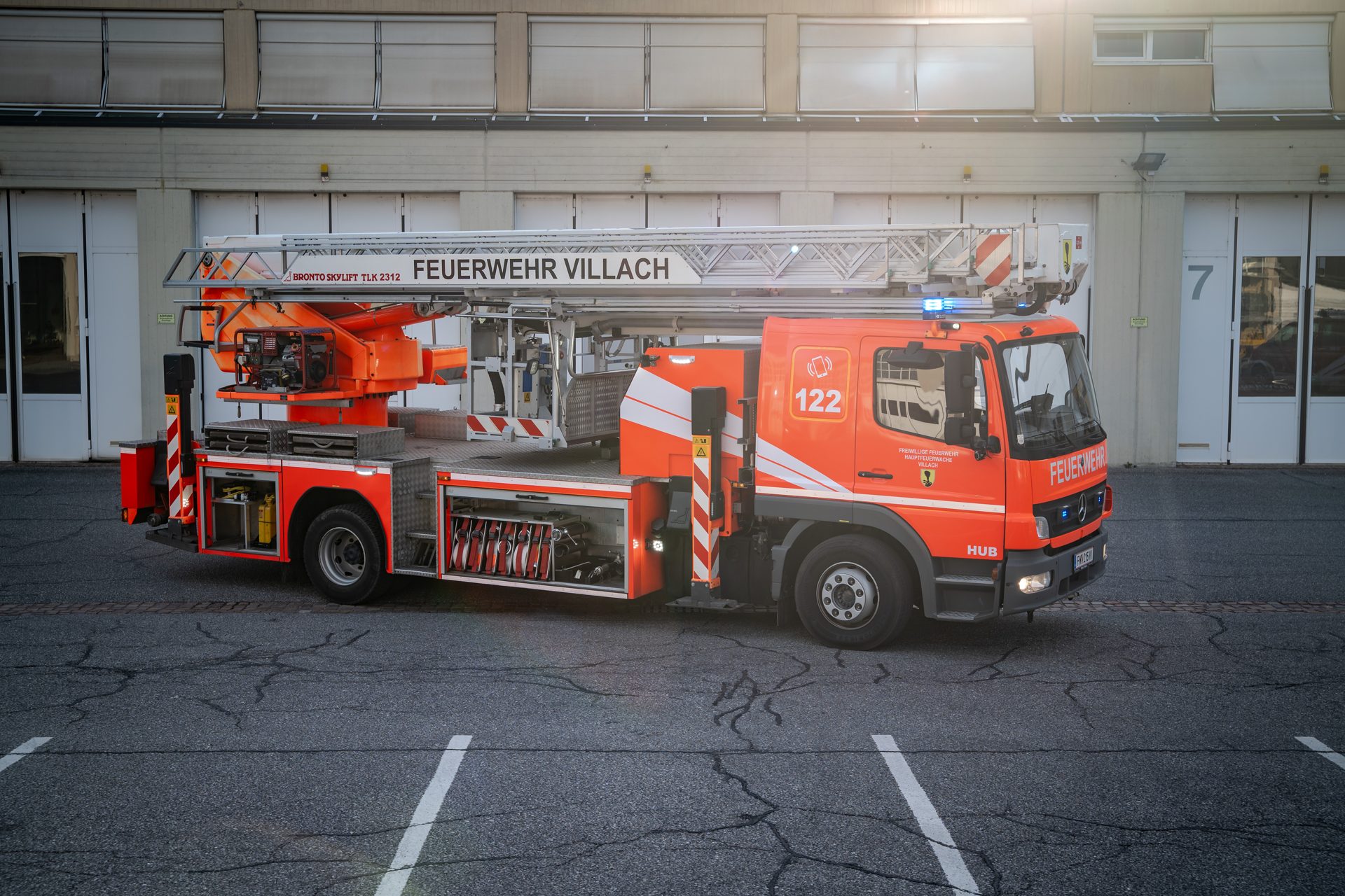 Hubsteiger 23-12 – Geräteräume geöffnet