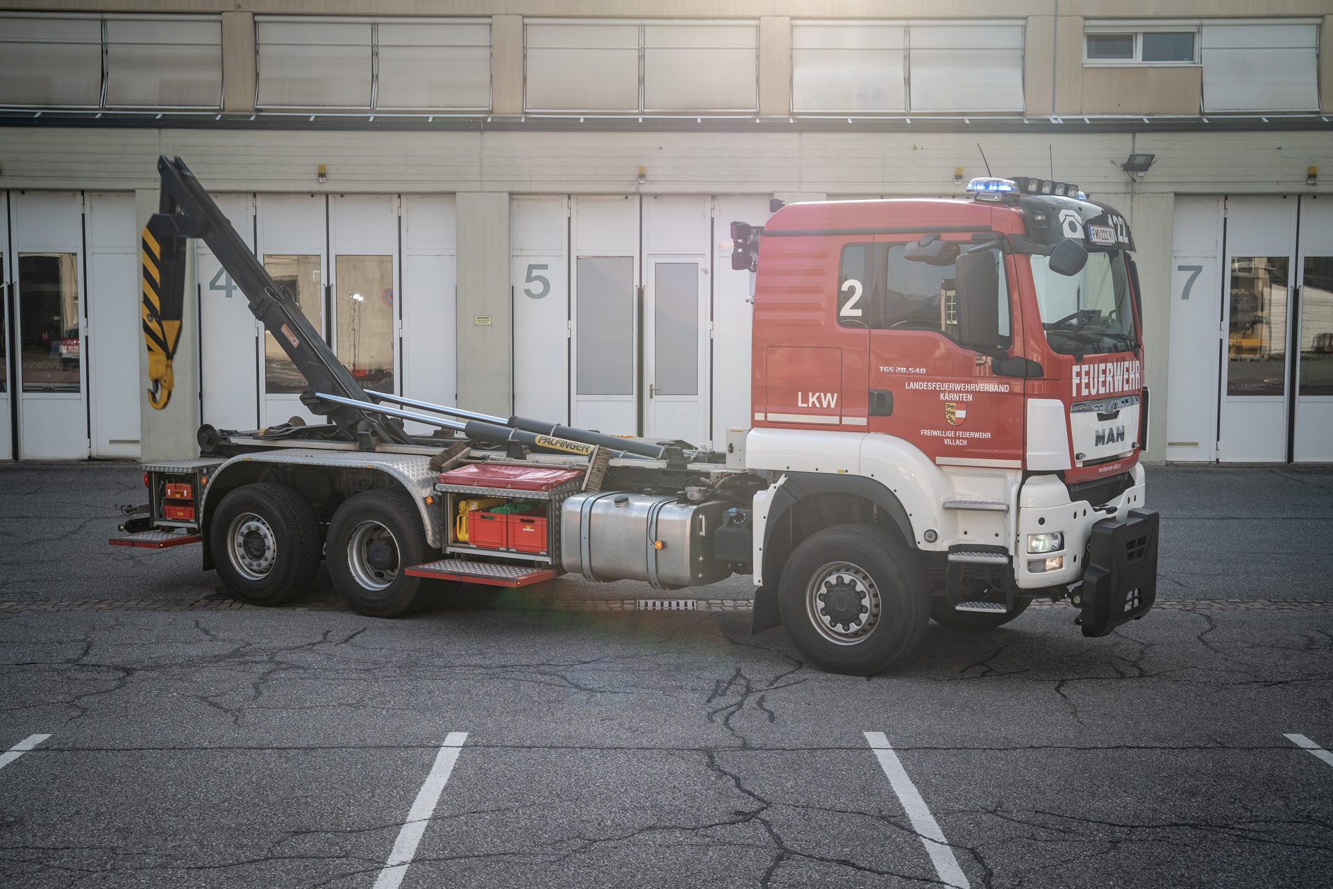 Wechselladefahrzeug LKW 2 – Geräteräume geöffnet