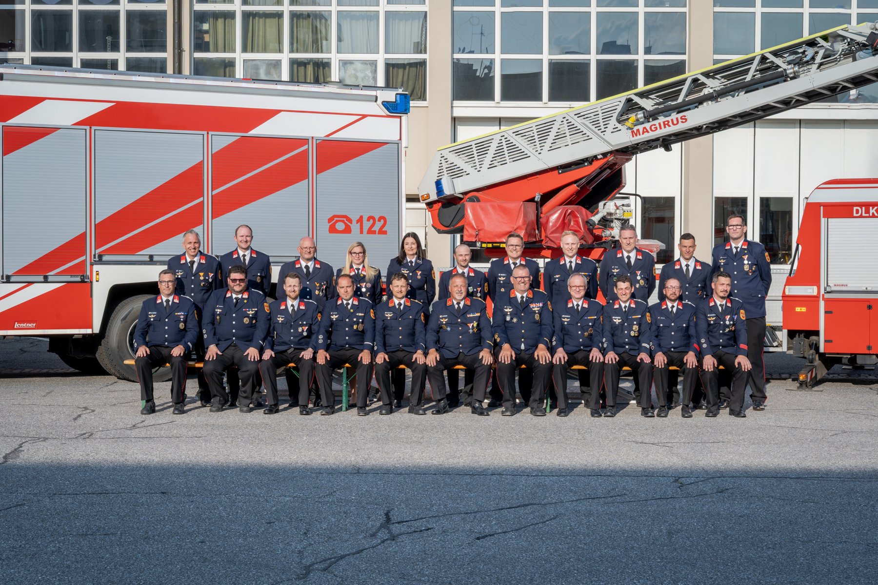 Gruppenfoto des Ortsfeuerwehrausschusses der Hauptfeuerwache Villach in zwei Reihen