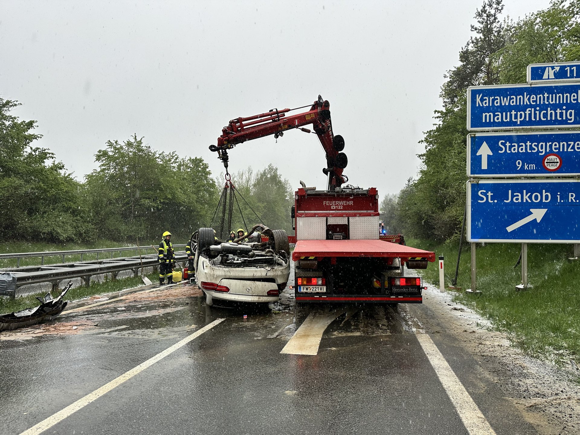Fahrzeugbergung mit dem SKRF-Kran auf der Autobahn