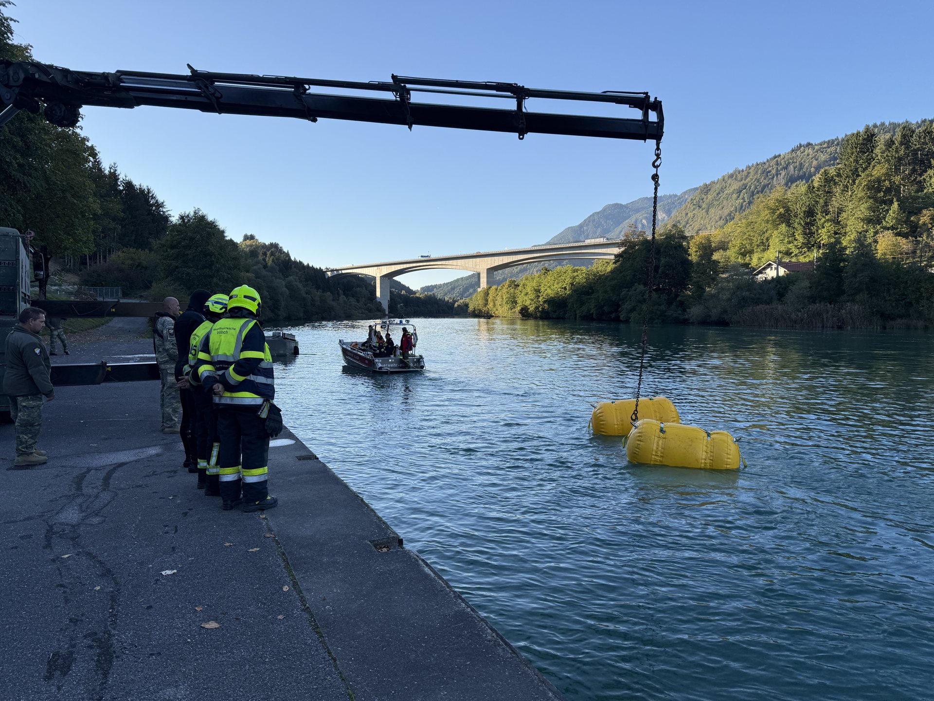 PKW-Bergung aus der Drau mit Hebesäcken