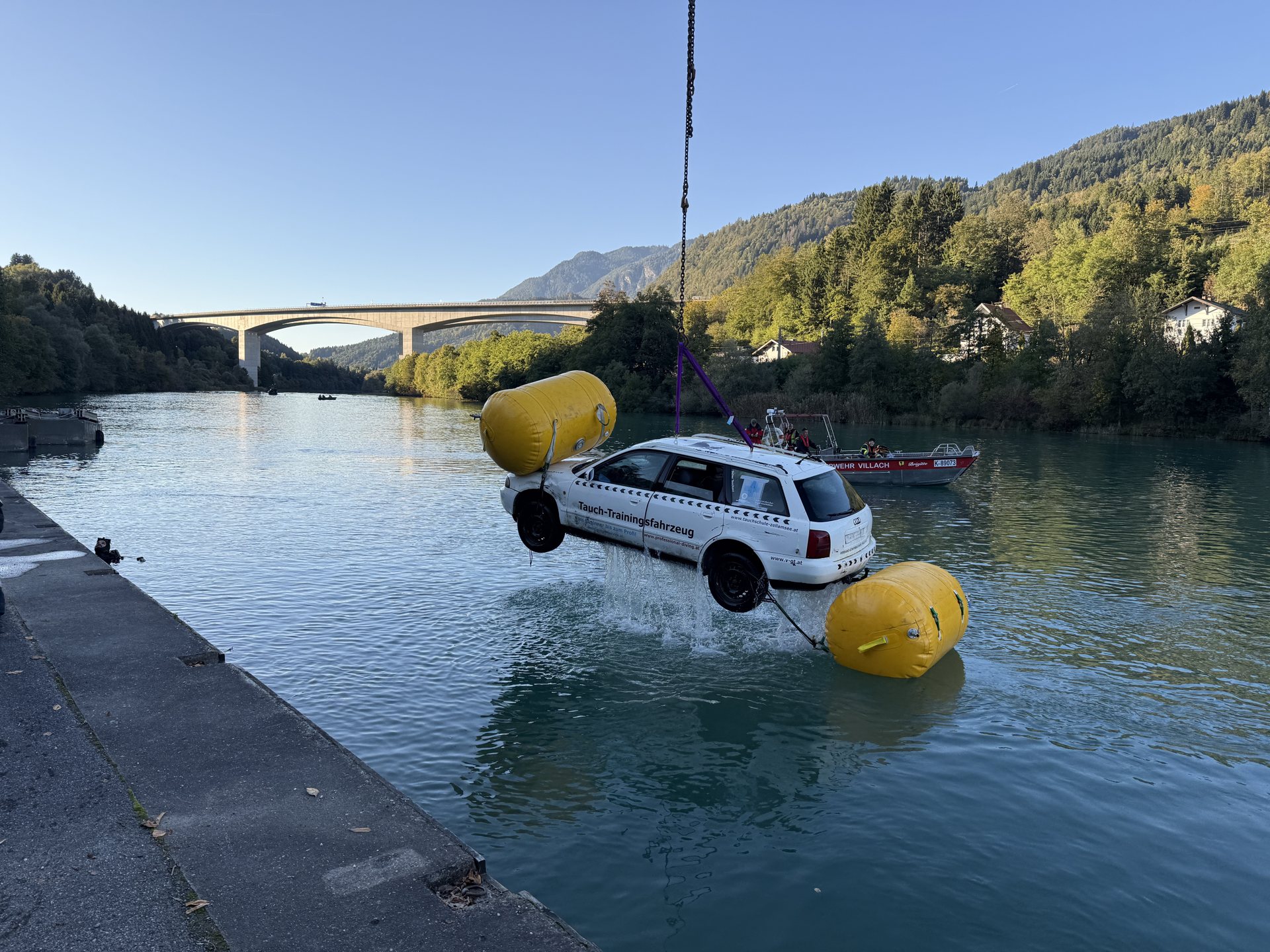 Der geborgene PKW an der Wasseroberfläche