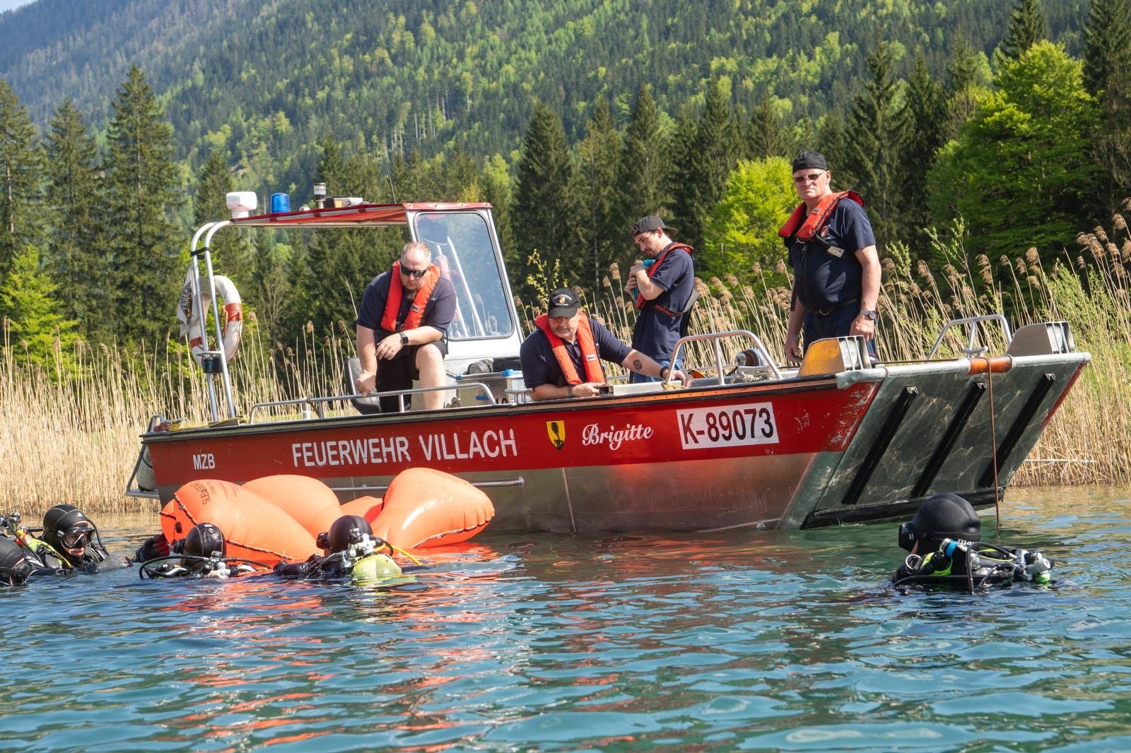 Taucher der TEG am Arbeitsboot
